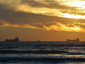 英国海岸附近发生油轮与货船相撞 航空燃油流出